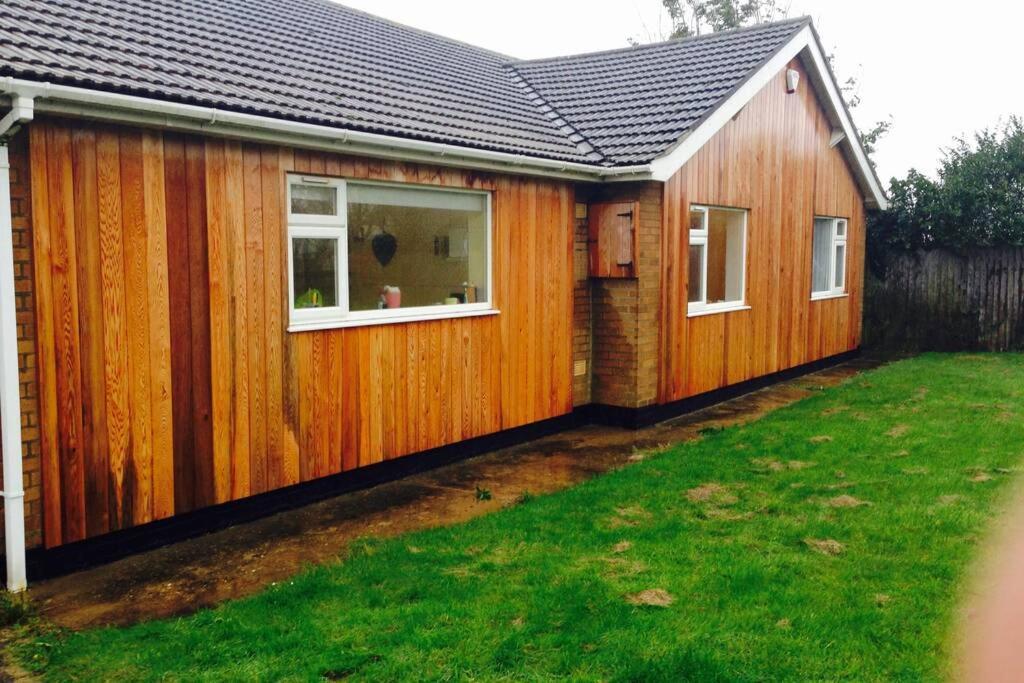 Shore Lodge. 4 Bed Bungalow Only Mtrs From The Beach. Sleeps 8 Sutton-on-Sea Екстериор снимка