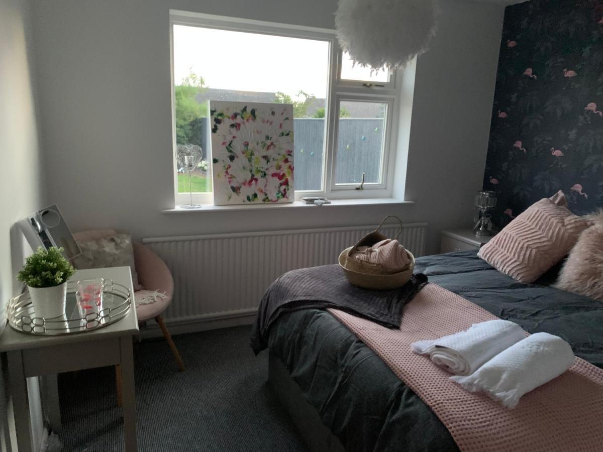 Shore Lodge. 4 Bed Bungalow Only Mtrs From The Beach. Sleeps 8 Sutton-on-Sea Екстериор снимка